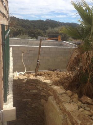 création d' un muret en pierres sur bandol prés de toulon